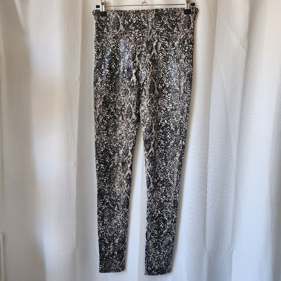 New Spanx Faux Leather Grey Snake Shine Leggings Size M - Picture 5 of 8